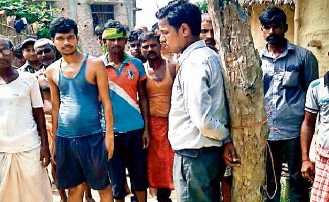 बिहार : कार्यपालक सहायक ने इंदिरा आवास की किस्त के बदले मांगा रिश्वत, ग्रामीणों ने खूंटे से बांधा