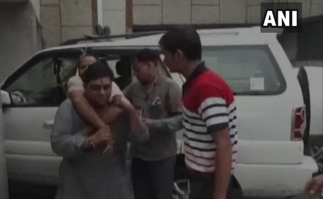 BJP विधायक ने घायल को अपनी पीठ पर लादकर पहुंचाया अस्पताल
