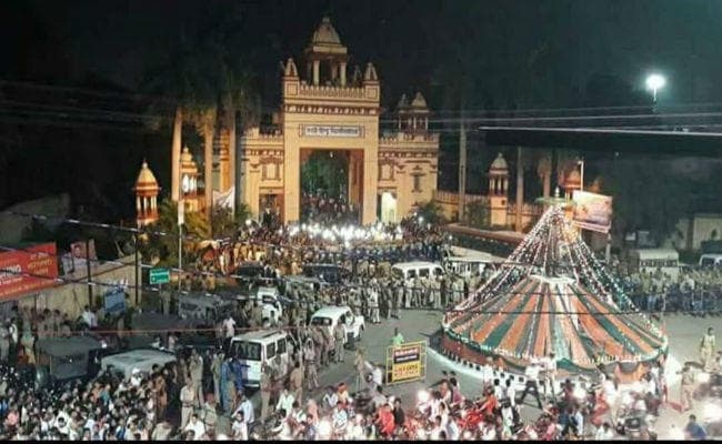 BHU को लेकर सोशल मीडिया पर बवाल  - ''अबकी बार, बेटी पर वार ''