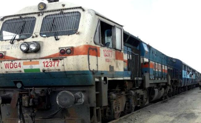 सीतामढ़ी : 42 दिन बाद बैरगनिया-रक्सौल रेलखंड पर दौड़ी ट्रेनें