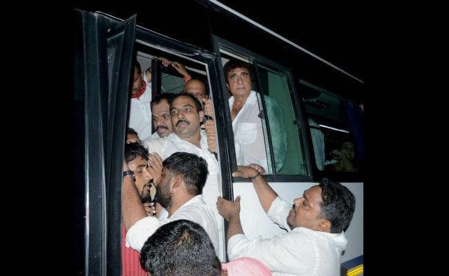 BHU विवाद : रैली में शामिल होने आए राज बब्बर समेत कई कांग्रेसी नेता हिरासत में, योगी ने दिया जांच का आदेश