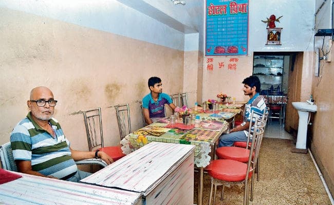 शराबबंदी : लजीज व्यंजन परोसते हैं शराब पिलाने वाले हाथ, 40 साल पुरानी शराब की दुकान में खोला होटल