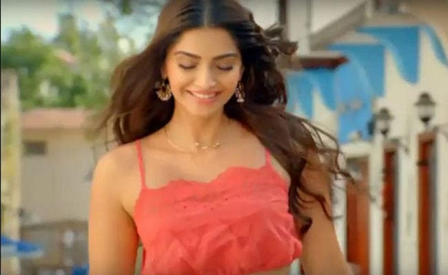 ये क्‍या! एक कॉल पर काम छोड़ कर दिल्‍ली से मुंबई चली गई सोनम कपूर