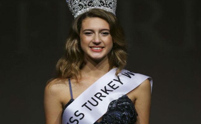 पीरियड्स के खून से शहीदों के खून की तुलना, मिस तुर्की का ताज छीना