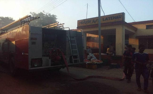 कोयला से लदी मालगाड़ी के चार बोगियों में लगी आग, अफरातफरी