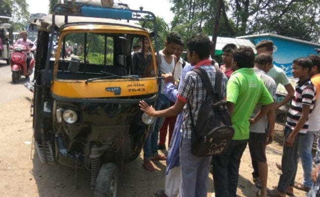 रामगढ़ : नयी सराय में अनियंत्रित होकर पलटा ऑटो रिक्‍शा, 5 साल के बच्‍चे की मौत