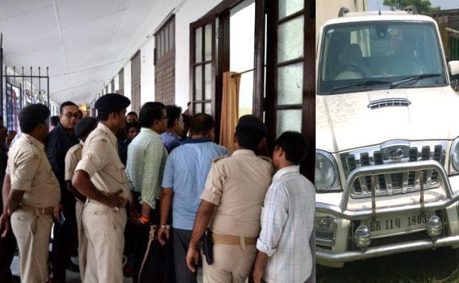 जिला कल्याण पदाधिकारी व PNB मैनेजर का कैसे मनेगा दशहरा, सरकारी वाहन से ला रहे थे शराब, गिरफ्तार