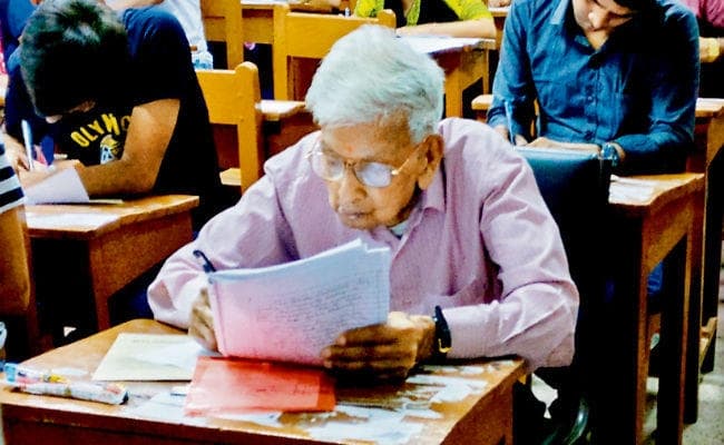 ये है BIHAR के 98 वर्षीय राज कुमार जिनके सीखने की ललक है बरकरार