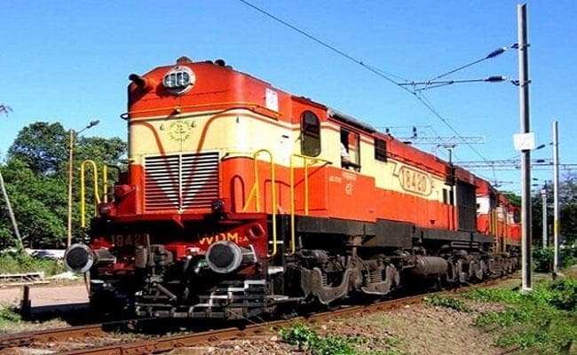 राहत: ट्रेन सेवा सामान्य करने के लिए दिन-रात काम जारी, 80 में से 50 जोड़ी ट्रेनें बहाल