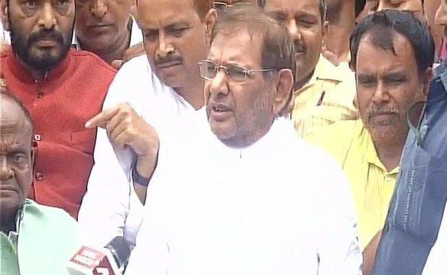 BHU लाठीचार्ज : केंद्र और यूपी सरकार पर बरसे शरद, नीतीश को खामियाजा भुगतने की चेतावनी के मायने