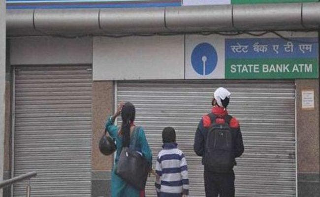 RJD के पूर्व विधायक पुत्र की दबंगई से सरकारी बैंक में ताला बंद, भड़के कर्मचारी