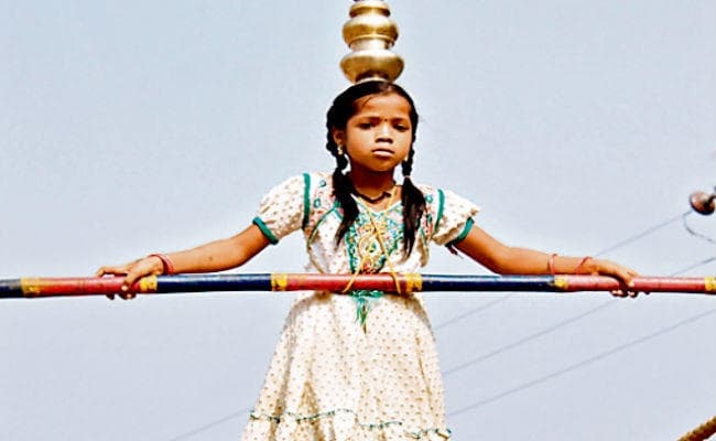 रस्सी का करतब इसलिए दिखाती हूं ताकि मां को आराम की जिंदगी दे सकूं