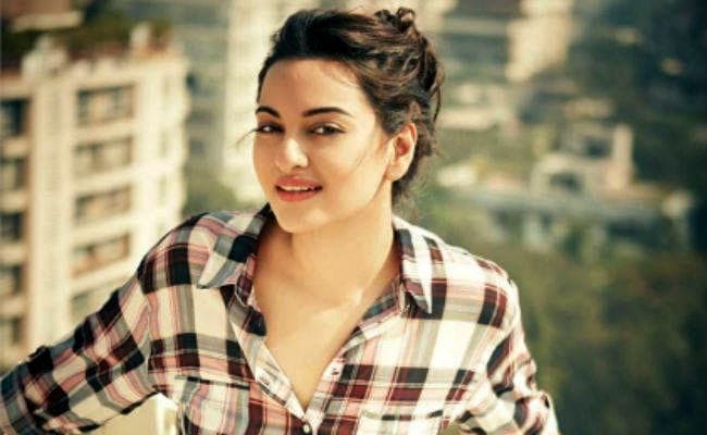 जानें कैसे एस्ट्रोनॉट के लुक में सोनाक्षी ने जिया बचपन