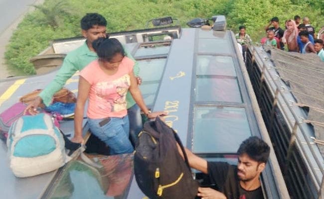 कोलकाता से रांची आ रही बस देवड़ी मंदिर के पास पलटी