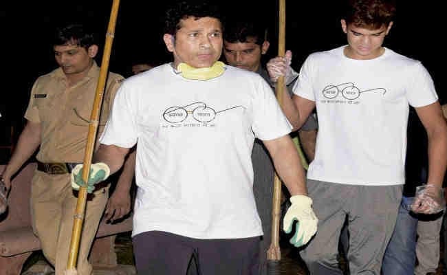 IN IPCS : जब सचिन तेंदुलकर संग अर्जुन ने थामा हाथ में झाड़ू