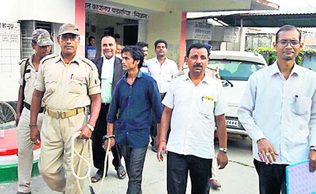 नाबालिग का अपहर्ता ही बनेगा उसका दूल्हा, हथकड़ी पहने शादी का रजिस्ट्रेशन कराने पहुंचा