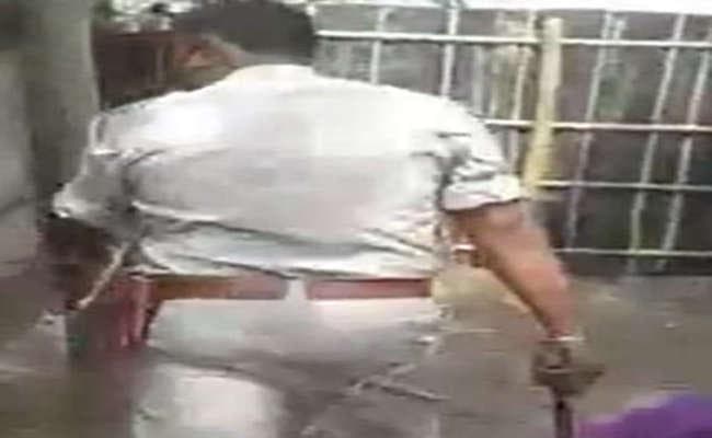 VIDEO में देखिए, उग्र भीड़ ने कैसे पुलिस ऑफिसर को पीटा, रिवॉल्वर देख भड़क गया गुस्सा