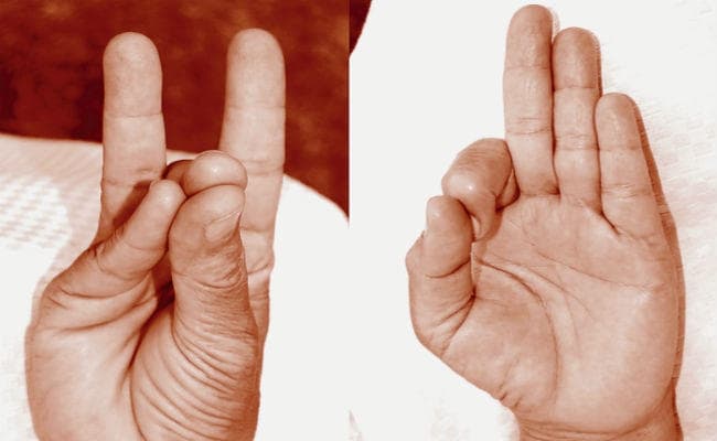 कमर दर्द भगाये यह मुद्रा