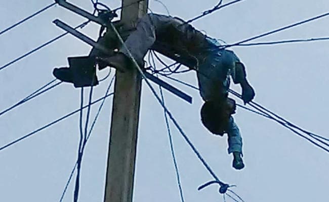 बोकारो के पेटरवार में पोल पर चढ़ कर काम कर रहा था बिजली मिस्त्री, करंट लगी और....