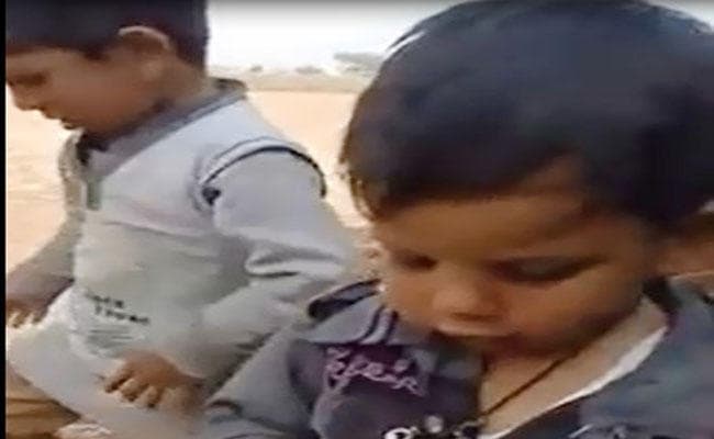 सोशल मीडिया पर बेजा तरीके से VIRAL हो रहा है बच्चे द्वारा सिगरेट के छल्ले उड़ाता हुआ यह VIDEO