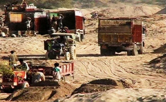 दियारा में तेज हुआ बालू-मिट्टी का खेल, पुलिस-प्रशासन मौन