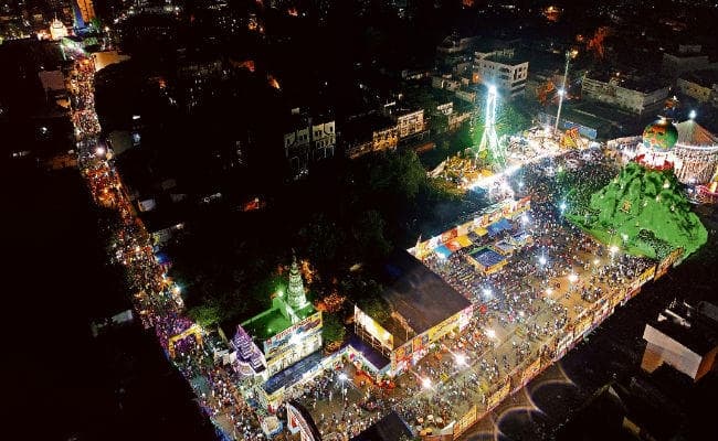 रांची : श्रद्धा की बारिश के बीच श्रद्धालुओं ने किया दर्शन, चरम पर दिखा उत्साह रांची : श्रद्धा की बारिश के बीच श्रद्धालुओं ने किया दर्शन, चरम पर दिखा उत्साह