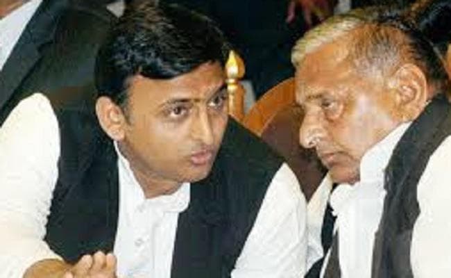 मुलायम से मिले अखिलेश, दिया राष्ट्रीय अधिवेशन का न्यौता