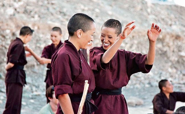 लड़कियों को आत्मरक्षा की ट्रेनिंग दे रहीं बौद्ध धर्म की नन