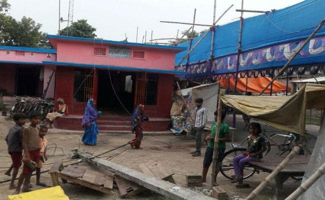 मुजफ्फरपुर: पूजा पंडाल पर गिरा बिजली का हाई टेंशन तार, टला बड़ा हादसा