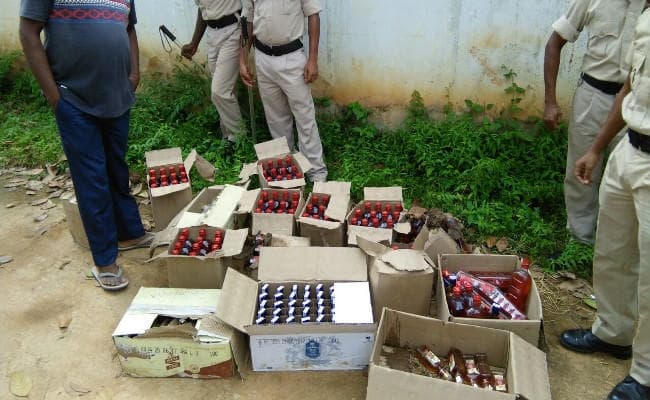 IN PICS : सिमडेगा में 230 बोतल शराब और 135 किलो डोडा बरामद, एक हिरासत में