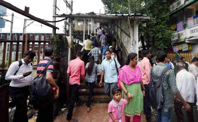 मुंबई हादसा : भगदड़ में दफन महानगर की कहानी