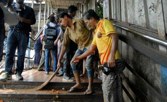 मुंबई हादसा: हाई कोर्ट में याचिका दायर, रेलवे अफसरों पर लापरवाही का आरोप