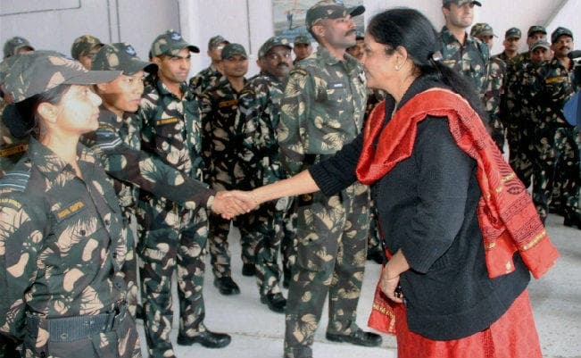 रक्षा मंत्री सीतारमण ने सियाचिन में सैनिकों के साथ दशहरा मनाया, बोलीं - सरकार हमेशा आपके साथ