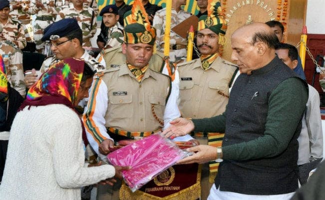 चीनी सीमा पर रह रहे लोग हमारी रणनीतिक संपदा, दूसरी जगह नहीं जाना चाहिए : राजनाथ