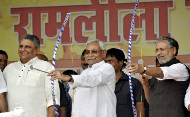 पटना के गांधी मैदान में रावण दहन संपन्न, सीएम नीतीश कुमार व डिप्टी सीएम सुशील मोदी हुए शामिल