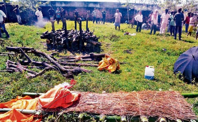 रांची जहरीली शराब से मौत मामला: दो शवों को जलाने की थी तैयारी, श्मशान से उठाकर पोस्टमार्टम के लिए ले गयी पुलिस