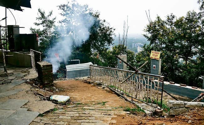 बचायें पहाड़ी मंदिर : भोले बाबा के दरबार की दुर्दशा देख नाराज हो रहे भक्त, कहते हैं...पहलेवाला पहाड़ी मंदिर ही इससे बेहतर था