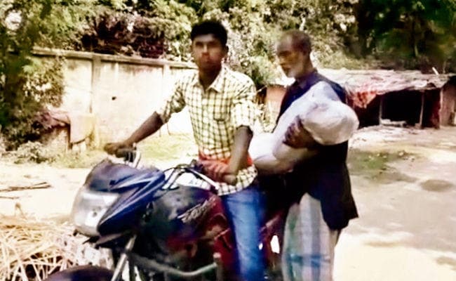 मानवता शर्मसार : घर से 25 किलोमीटर दूर था पोस्टमार्टम हाउस, शव लेकर जाना पड़ा बाइक से