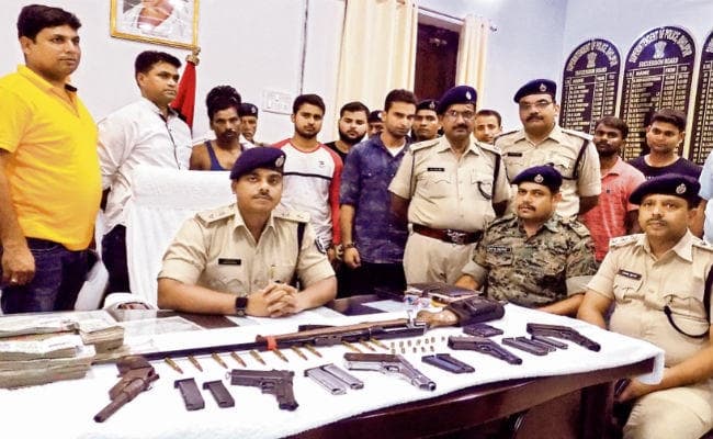 आरा : हथियारों के साथ पांच तस्कर गिरफ्तार