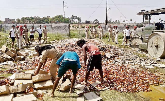 सीवान : जब्त शराब की पेटियां उत्पाद विभाग के गोदाम से बरामद