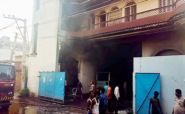 फुलवारीशरीफ : पेपर मिल के स्टोर रूम में लगी आग, नहीं दिखा कोई रास्ता तो साड़ी से लटक कर 14 लोगों ने बचायी जान