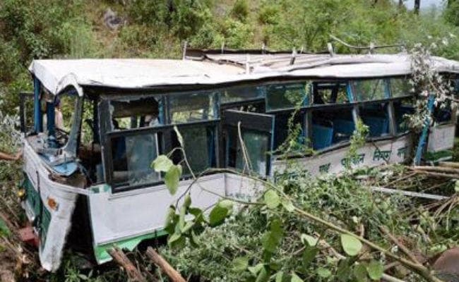 शिमला में बस खाई में गिरी, 2 लोगों की मौत