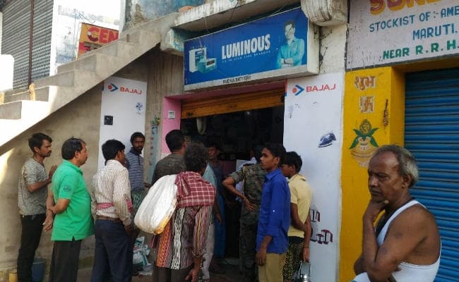 Bokaro : बैटरी दुकान का शटर तोड़कर लाखों के सामान ले उड़े चोर