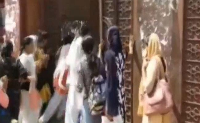 एडमिट कार्ड के लिए आरा में छात्राओं का बवाल