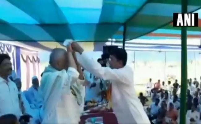 बिहार के ऊर्जा मंत्री विजेंद्र यादव के नमाजी टोपी नहीं पहनने की विपक्षी दलों ने निंदा की