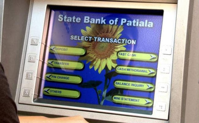 SBI ने घटा दी ATM से कैश निकालने की लिमिट, अब बस इतने रुपये ही निकाल सकेंगे...