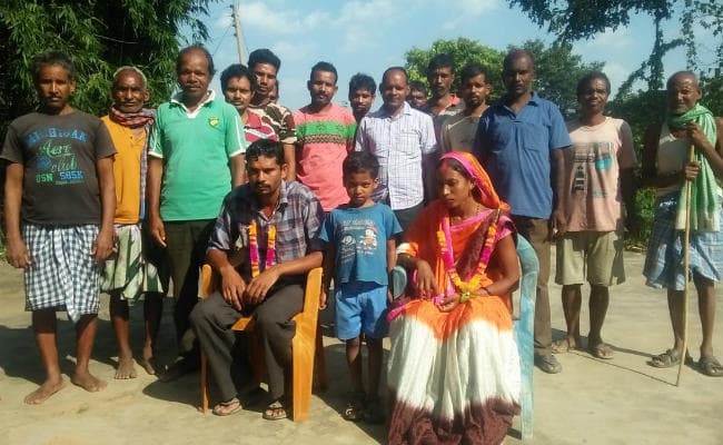 सिमडेगा : ग्रामीणों ने करायी प्रेमी युगल की शादी