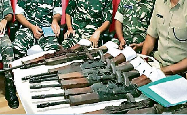 लातेहार : जंगल से हथियारों का जखीरा बरामद