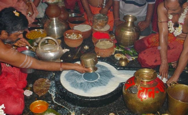 देवघर : शीघ्रदर्शनम की दर वृद्धि के विरोध में धरना पर बैठे पंडा