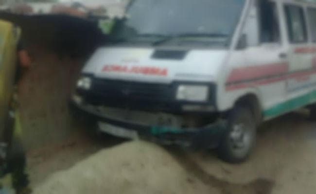 गुमला : शव को छोड़ कर भाग गया शराबी एंबुलेंस चालक